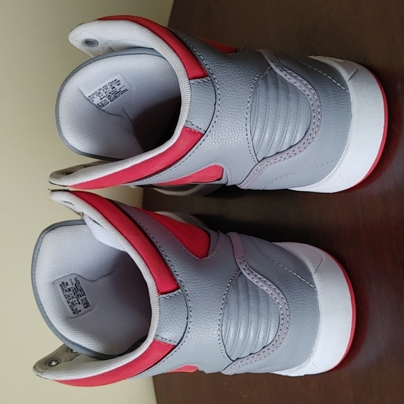 ❌❌SOLD❌❌Adidas Women's ankle Athletic shoes size 8 Gray and Red - Picture 2 of 7